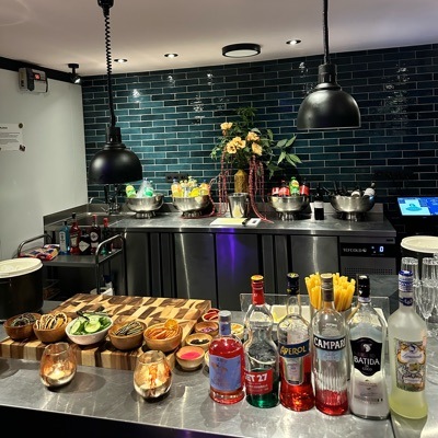 Bar de L’Annexe dressé pour un cocktail : spiritueux, planches apéritives et seaux à glace