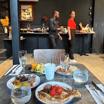 Assiettes du brunch de L’Annexe : pancake au chocolat et fraises, assiette salée et prosecco