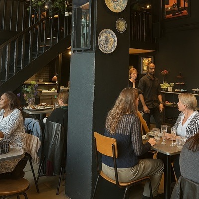 Convives attablés sous la mezzanine pendant le brunch du dimanche à L’Annexe
