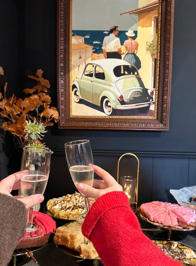 Deux convives trinquent devant le buffet sucré du brunch de L’Annexe