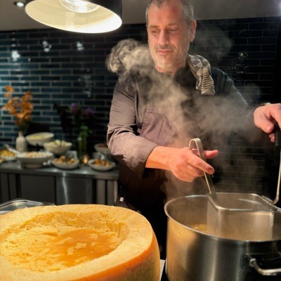 Pâtes préparées dans la meule de Grana Padano, en direct devant les convives