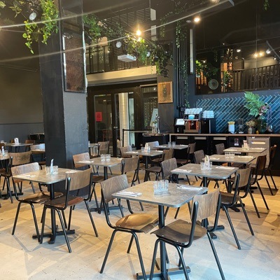 L’Annexe en configuration lunch d’entreprise, en lumière naturelle sous la mezzanine