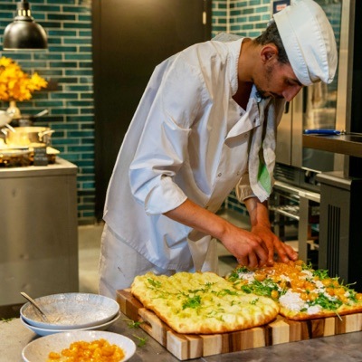 Chef dressant les focaccias au comptoir du show cooking de L’Annexe